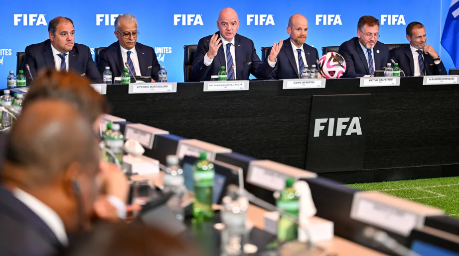O presidente da FIFA, Gianni Infantino, fala durante uma reunião do Conselho da FIFA em 3 de outubro