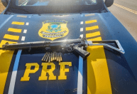 Polícia encontra fuzil em carro que capotou no PR; vítima é investigada