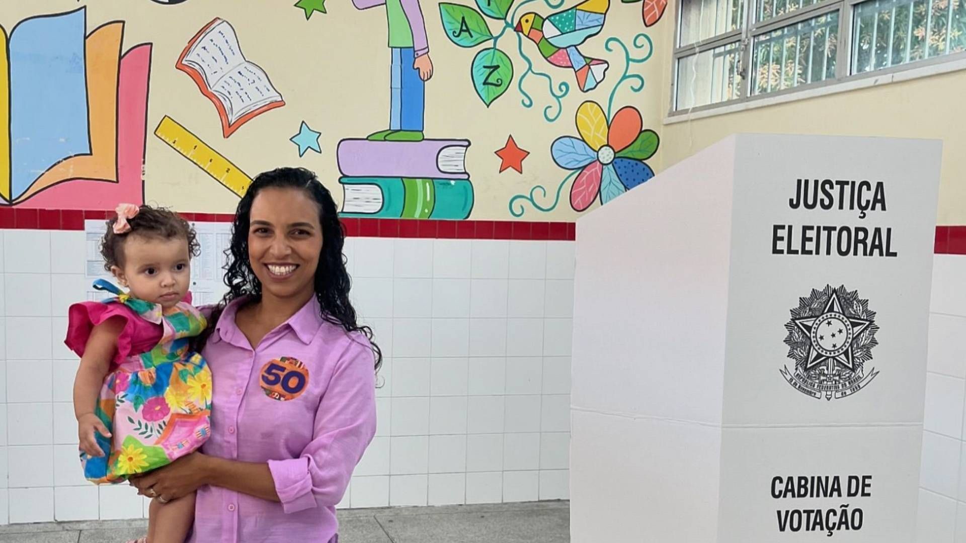 Candidata a prefeita de Aracaju pelo PSOL, Niully Campos foi às urnas acompanhada de sua filha • Reprodução