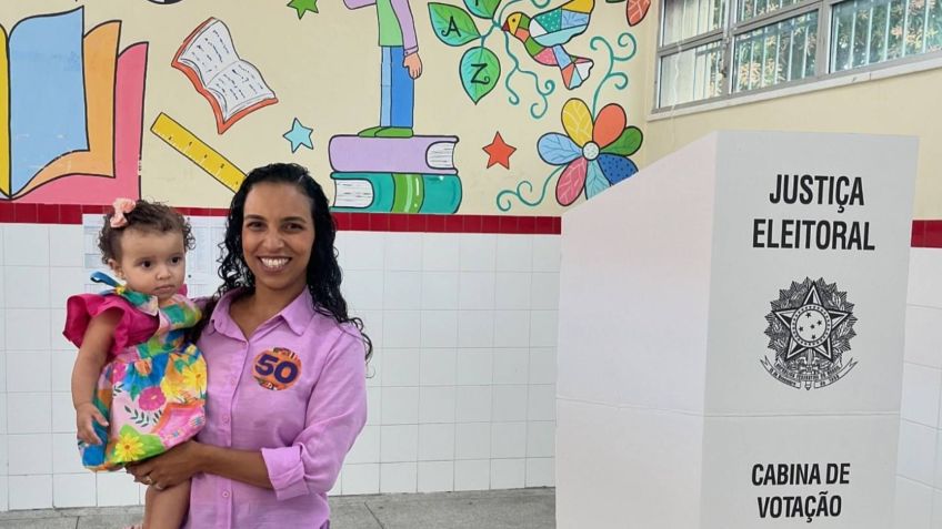 Candidata a prefeita de Aracaju pelo PSOL, Niully Campos foi às urnas acompanhada de sua filha • Reprodução