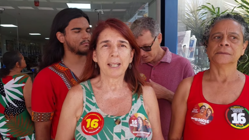 A candidata Simone Fontana (PSTU) vota nas eleições municipais de Recife deste domingo (6) • Reprodução