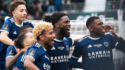 Jogadores do Paris FC durante comemoração de gol