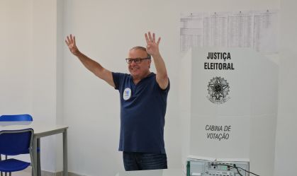 Candidato Paulinho Freire (União) vota nas eleições municipais de Natal, neste domingo (6)