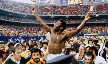 Pelé no fim da partida entre o New York Cosmos e SantoS