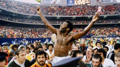 Pelé no fim da partida entre o New York Cosmos e SantoS