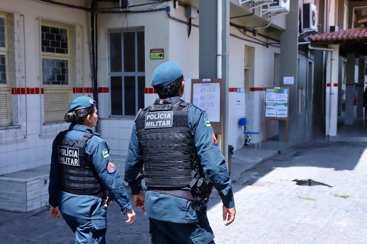 Polícia de Aracaju faz segurança de seção eleitoral durante votação