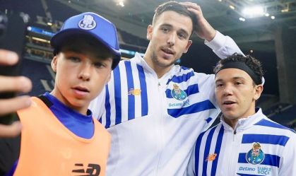 Gandula recebe prêmio de melhor da partida ao ajudar em gol do Porto; entenda
