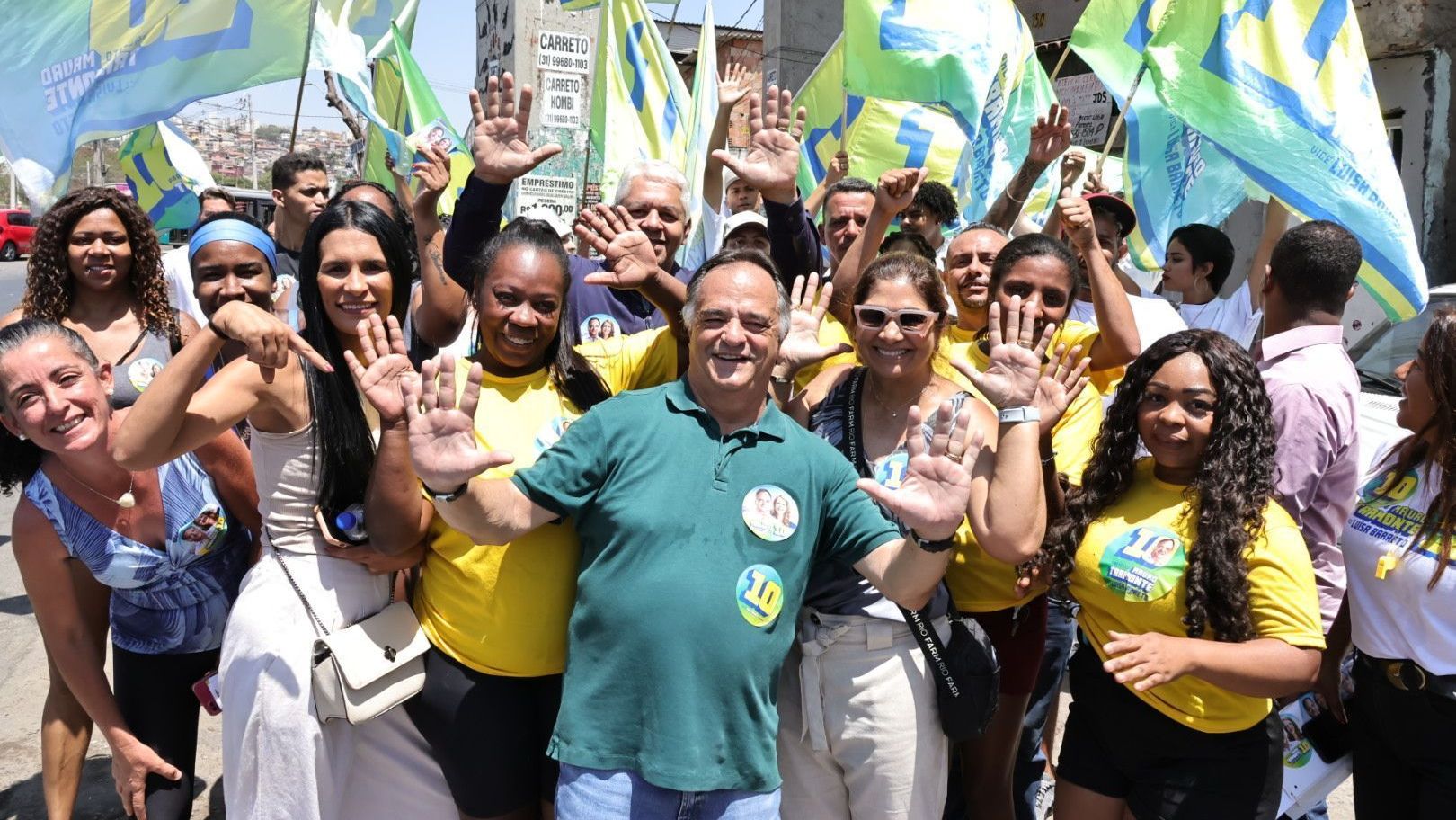 Tramonte (de camiseta verde ao centro da foto) disse que dará continuidade nas obras do bairro Primeiro de Maio • Divulgação