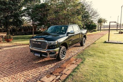 Ram 1500 Laramie tem visual mais cromado