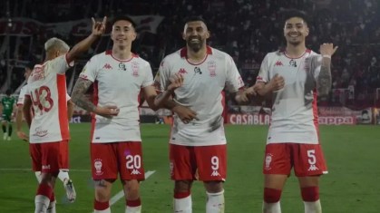 Ramón Ábila, ex-Cruzeiro, durante a vitória do Huracán no Campeonato Argentino