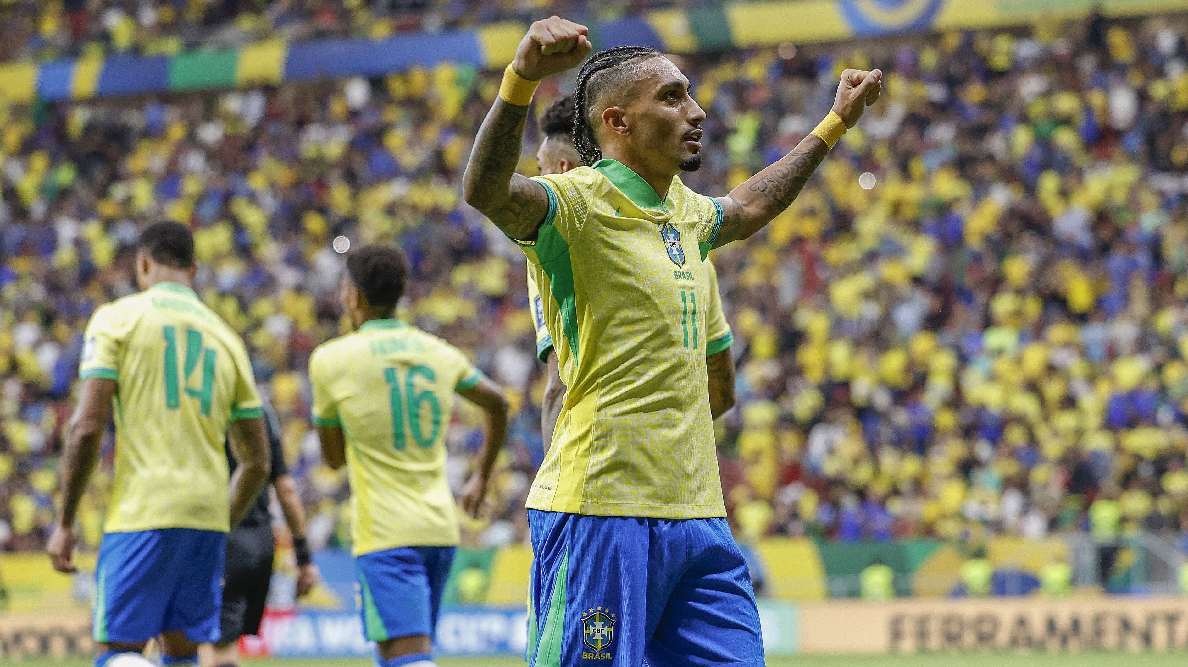 Raphinha durante comemoração de gol do Brasil nas Eliminatórias