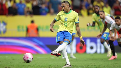 Raphinha faz dois de pênalti para a Seleção Brasileira contra o Peru nas Eliminatórias