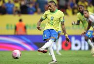 Com golaços e pênaltis, Brasil goleia Peru e afasta crise