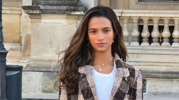 Rayssa Leal exibe itens de luxo em desfile na França