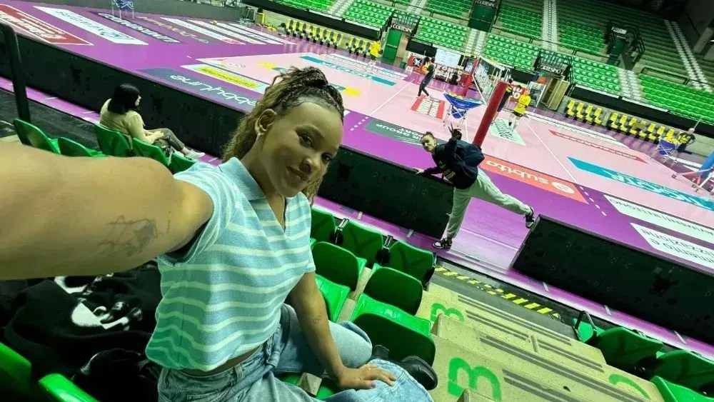 Rebeca Andrade e Gabi Guimarães durante treino da ponteira pelo Imoco Volley