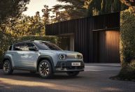 Renault 4 E-Tech: modelo ressurge elétrico e com visual retrô