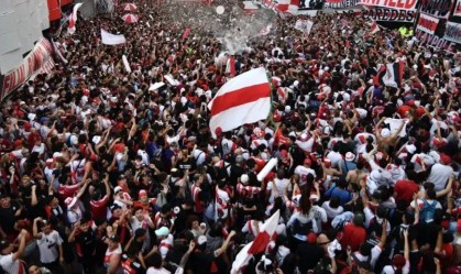 Festa da torcida do River Plate impressiona antes de jogo da Libertadores
