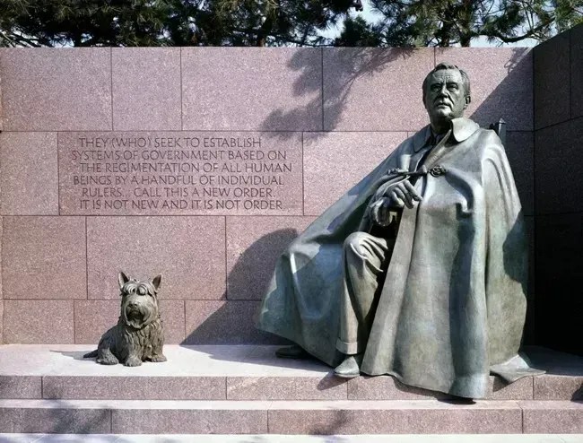 Escultura de FDR e Fala no Memorial Franklin Delano Roosevelt • Foto de Carol M. Highsmith's America, Biblioteca do Congresso, Divisão de Impressos e Fotografias