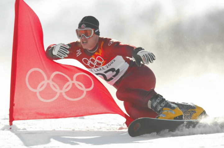 Ryan Wedding, do Canadá, compete na fase de qualificação do evento de snowboard de slalom gigante paralelo masculino durante os Jogos Olímpicos de Inverno de Salt Lake City • Adam Pretty/Getty Images