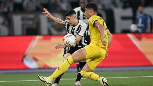 Savarino durante duelo contra o Peñarol