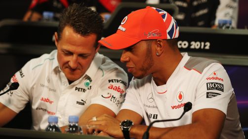 Schumacher e Hamilton durante conversa na F1