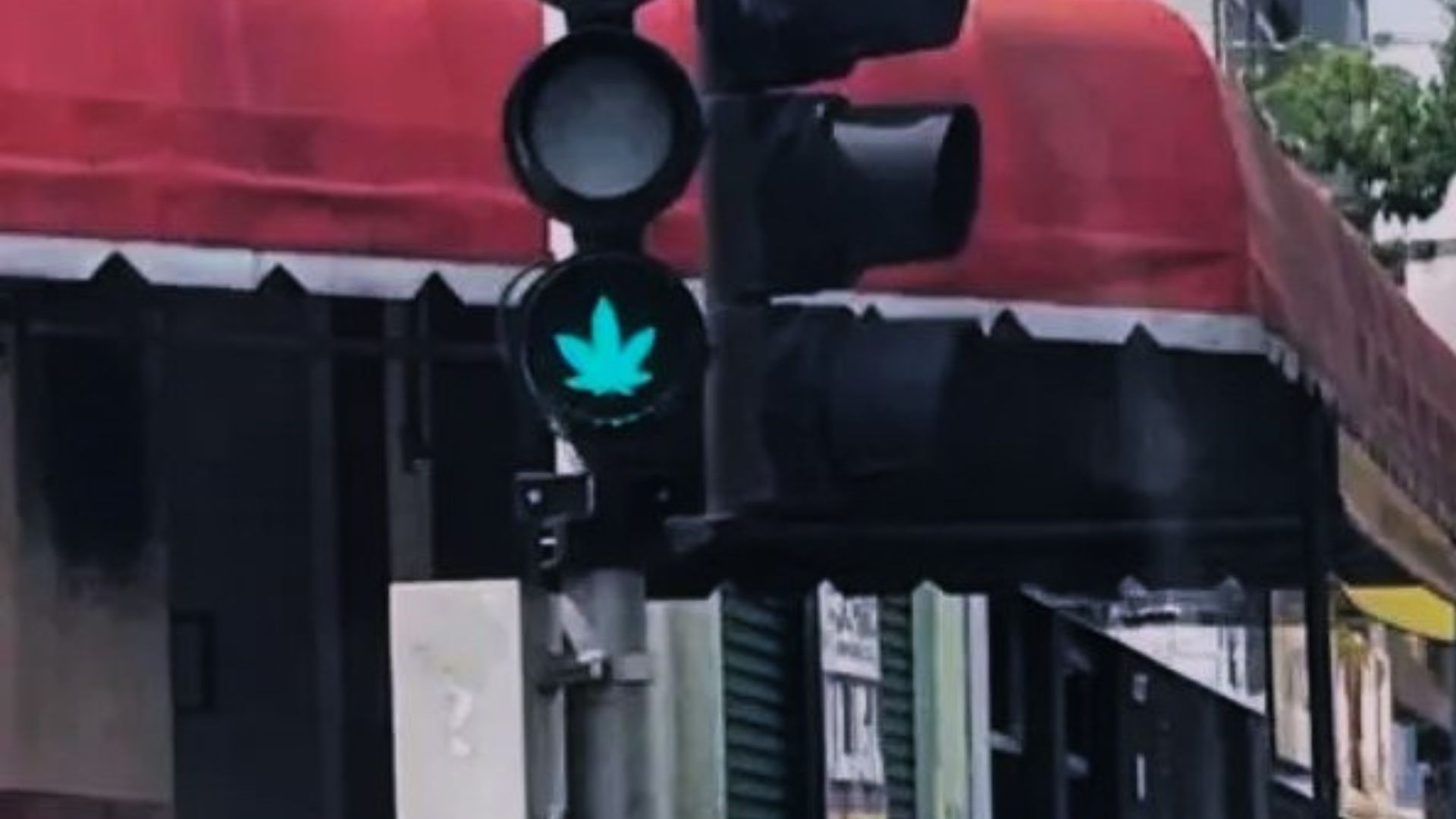 Semáforo com adesivo (1)