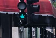 Sinal verde: semáforo com formato de maconha chama atenção em cidade no PR
