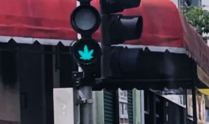 Semáforo com adesivo (1)