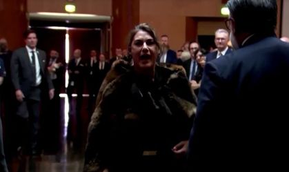 "Você não é meu rei": senadora indígena confronta Charles III no Parlamento australiano