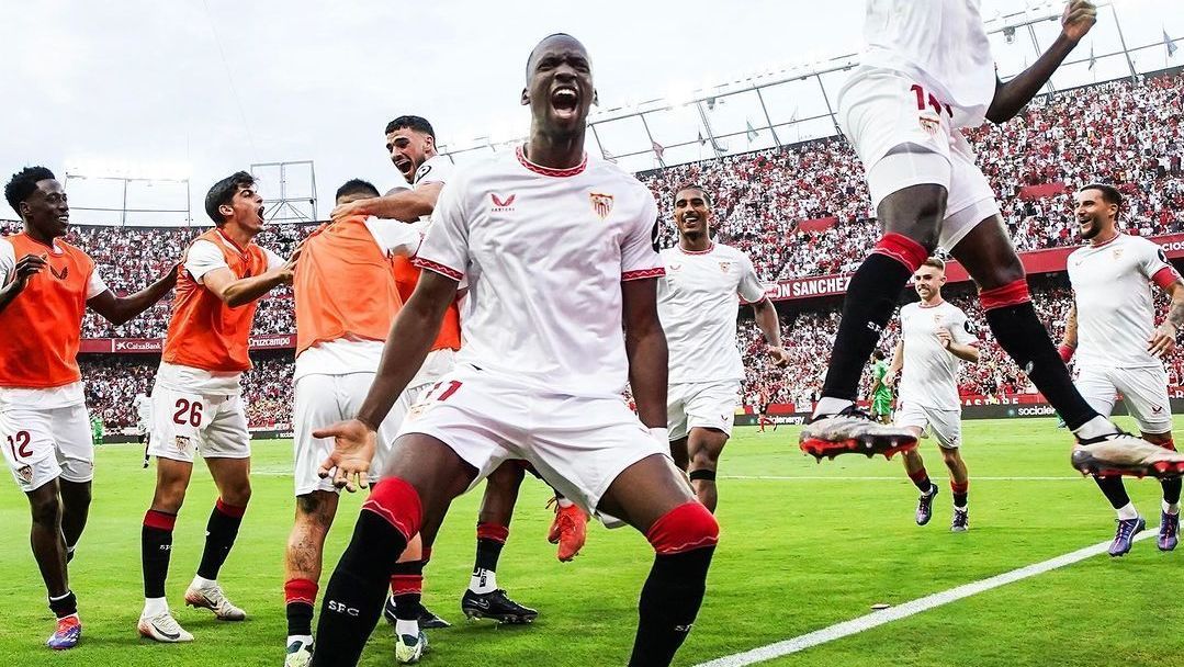 Jogadores do Sevilla comemoram gol de Dodi Lukebakio
