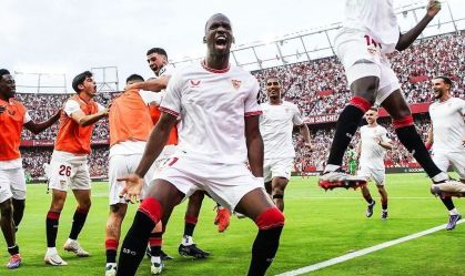 Jogadores do Sevilla comemoram gol de Dodi Lukebakio