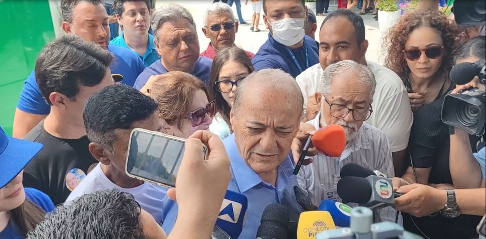 O candidato Sílvio Mendes (União) vota nas eleições municipais de Teresina, deste domingo (6). • Reprodução