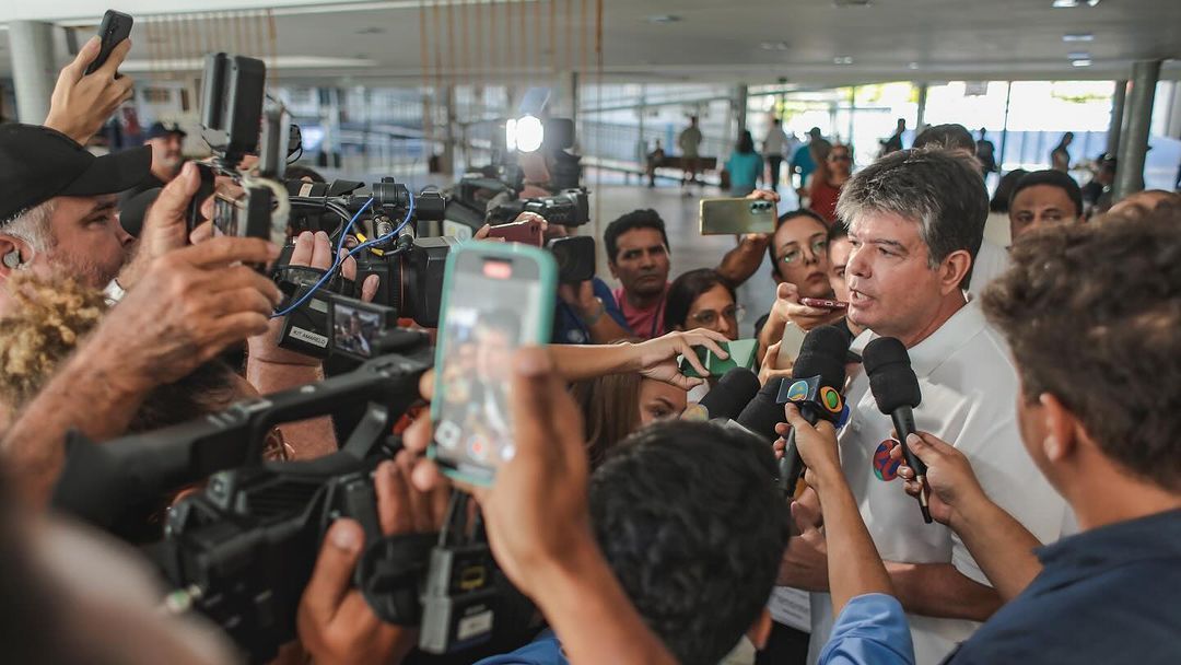 Candidato a prefeito de João Pessoa, Ruy Carneiro (Podemos) atendeu a imprensa após votar • Reprodução/redes sociais