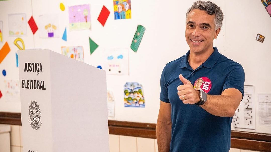 O deputado Rafael Brito (MDB) é candidato a prefeito de Maceió; ele votou neste domingo (6) • Reprodução/redes sociais