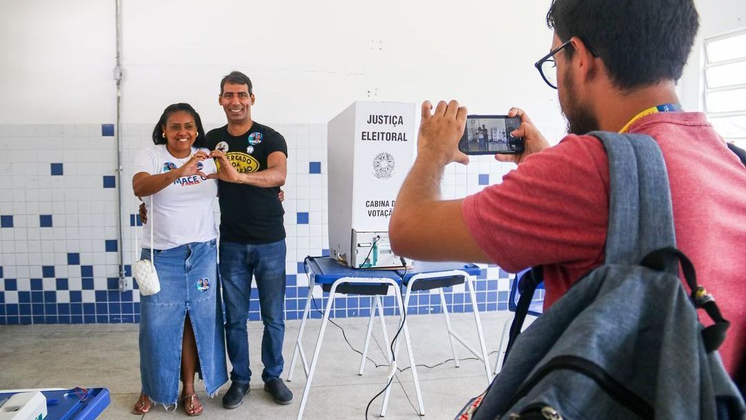 Após votar, o candidato Lobão (Solidariedade), que concorre à Prefeitura de Maceió, posou para fotos ao lado da candidata a vice na sua chapa, Danubia Barbosa • Reprodução/redes sociais