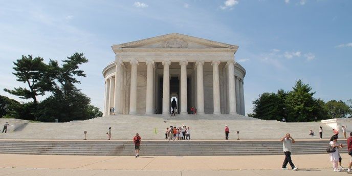 Esta foto, tirada da praça memorial, mostra os degraus em terraço, o pórtico e a rotunda circular ao ar livre. Observe que a estátua de Jefferson pode ser vista no interior. • NPS Photo
