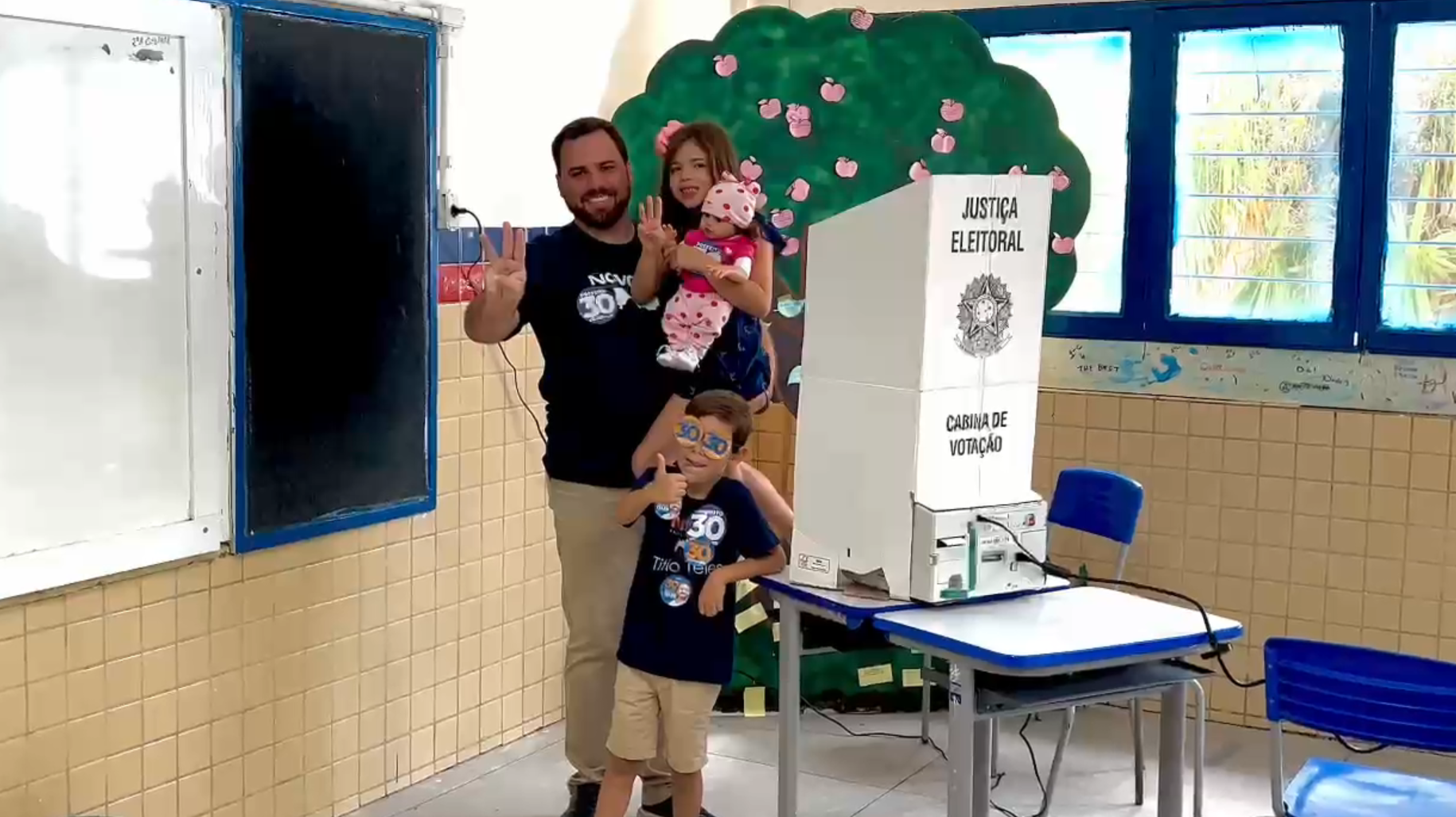 Candidato Técio Teles (Novo) vota nas eleições municipais do Recife, neste domingo (6). • Reprodução