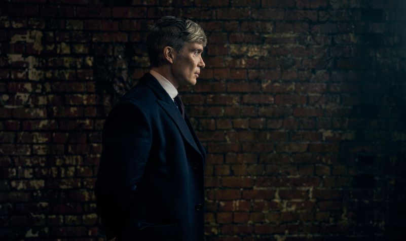 Cillian Murphy como Thomas Shelby no filme "Peaky Blinders" • Divulgação/Netflix