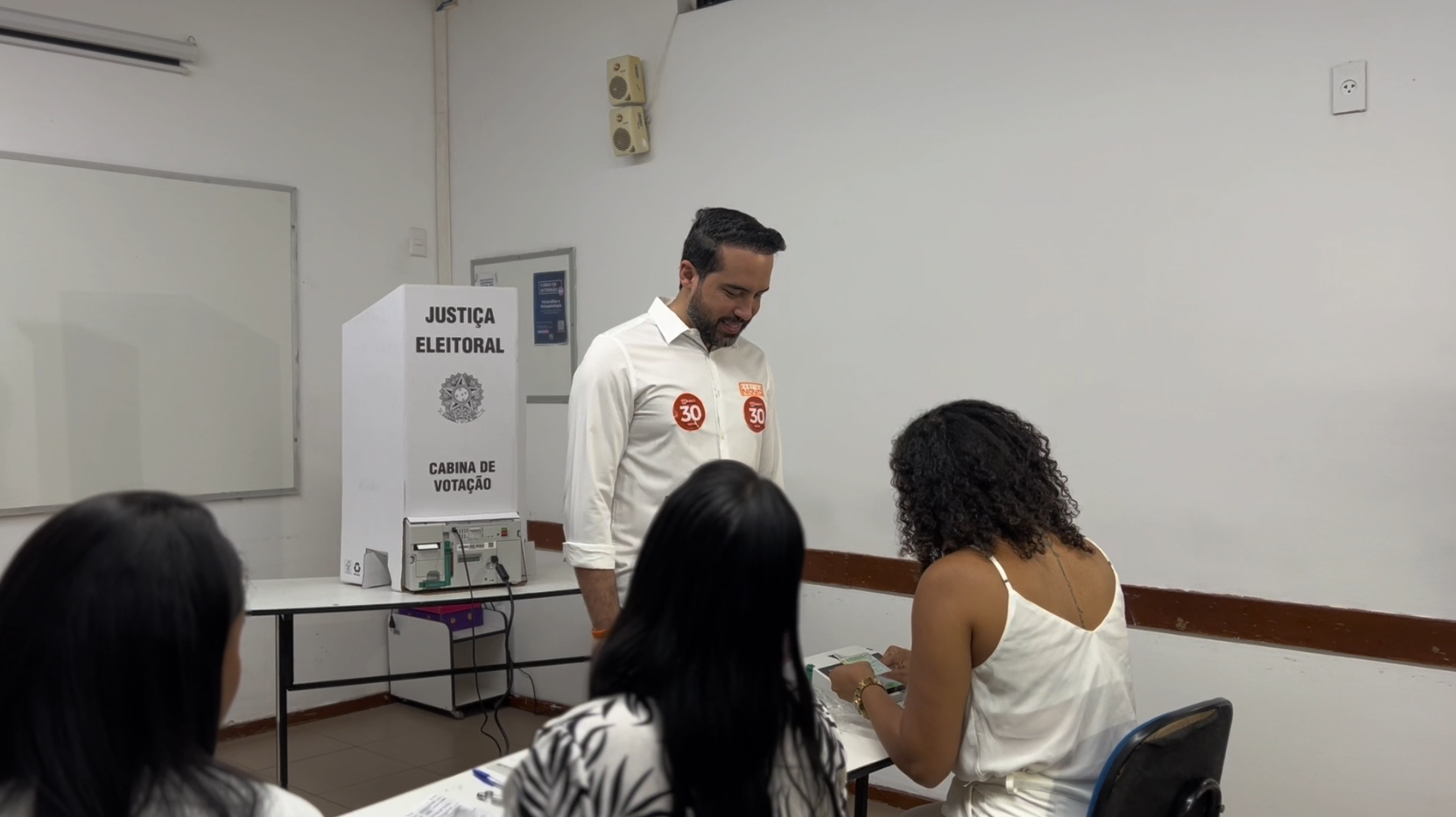O candidato Professor Tonny Kerley vota nas eleições municipais de Teresina neste domingo (6). • Reprodução