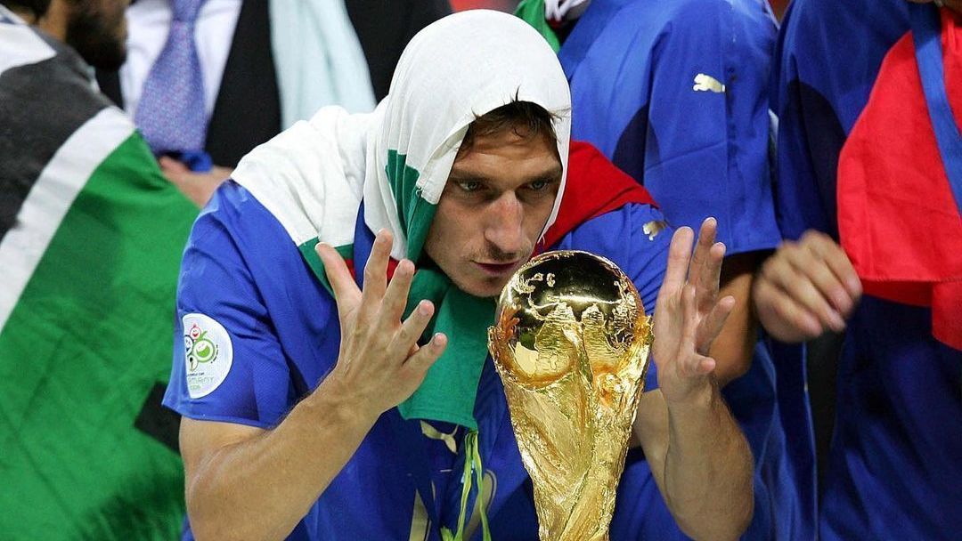 Totti beija taça da Copa do Mundo de 2006