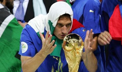 Totti beija taça da Copa do Mundo de 2006