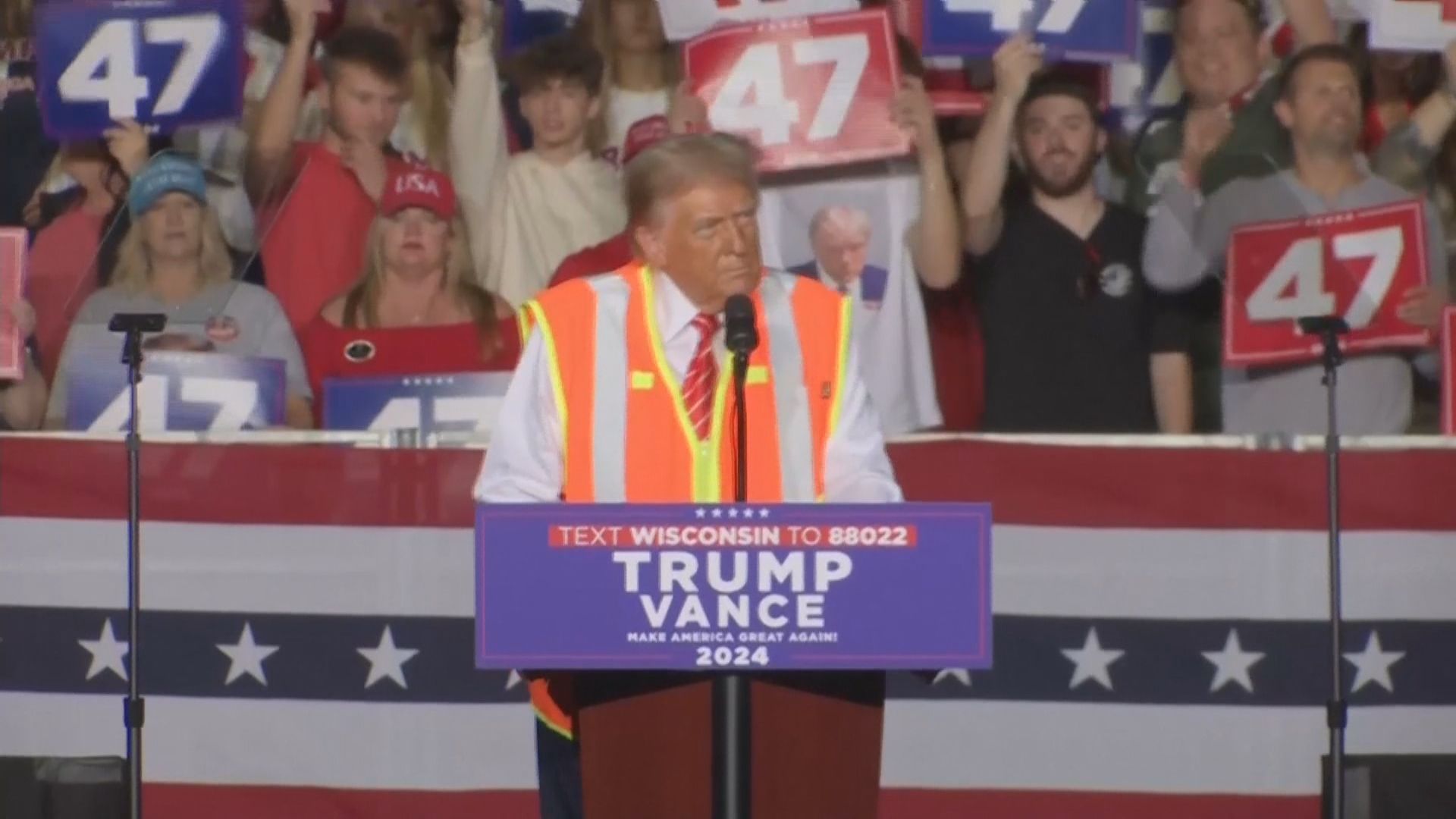 Trump com colete de lixeiro