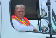 Trump anda em caminhão de lixo em campanha e ataca Biden