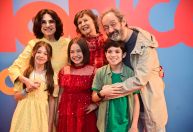 Elenco adulto e infantil da Turma da Mônica se reúnem em première; compare