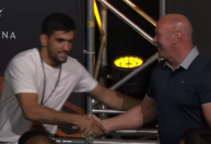 Fã invade coletiva do UFC e pede chance a Dana White