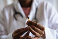 Exame pode prever quanto tempo durará imunidade oferecida por vacina, diz estudo