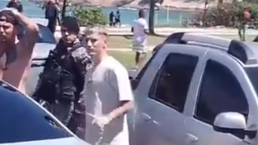 Varela, do Flamengo, é visto no meio de confusão de uruguaios no RJ