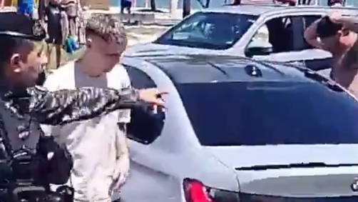 Varela, do Flamengo, é visto no meio de confusão de uruguaios no Rio de Janeiro