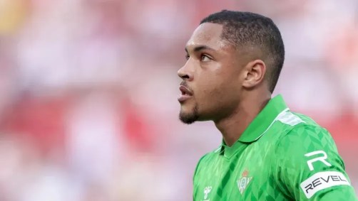 Vitor Roque na partida entre Betis e Sevilla pela La Liga