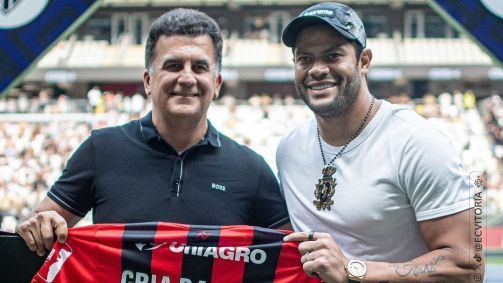 Hulk recebe camisa do Vitória